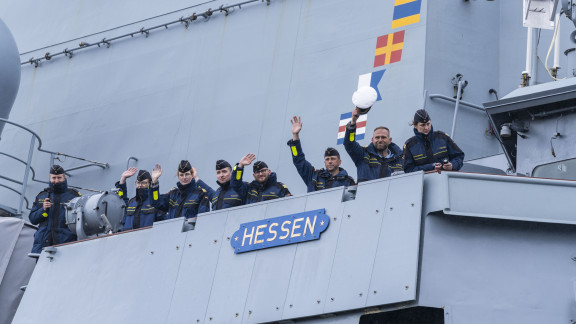 Marinesoldaten winken auf der Fregatte