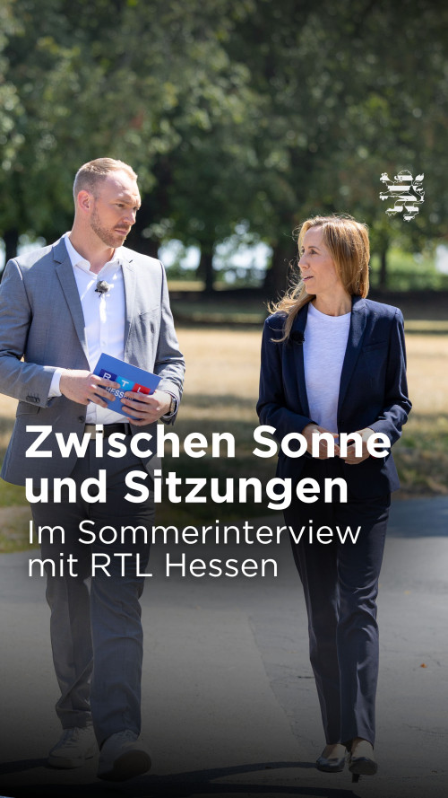Landtagspräsidentin Astrid Wallmann ist im Gespräch mit einem Moderator von RTL Hessen zu sehen. Der Schriftzug "Zwischen Sonne und Sitzungen. Im Sommerinterview mit RTL Hessen" ist zu lesen.