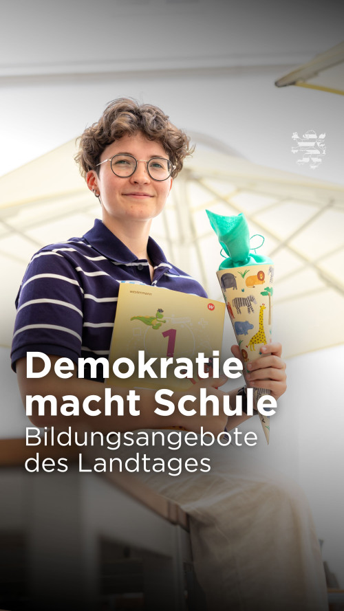 Unsere FSJlerin Charlotte sitzt auf einem Tisch im Innenhof des Landtages. Sie hält eine Schultüte und ein Schulbuch in den Händen. Der folgende Schriftzug ist zu lesen: "Demokratie macht Schule. Bildungsangebote des Landtages".