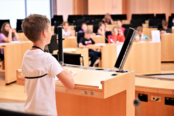 Kinder im Plenarsaal