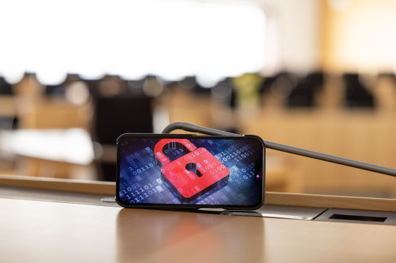 Mobiltelefon mit Foto eines roten Vorhängeschlosses